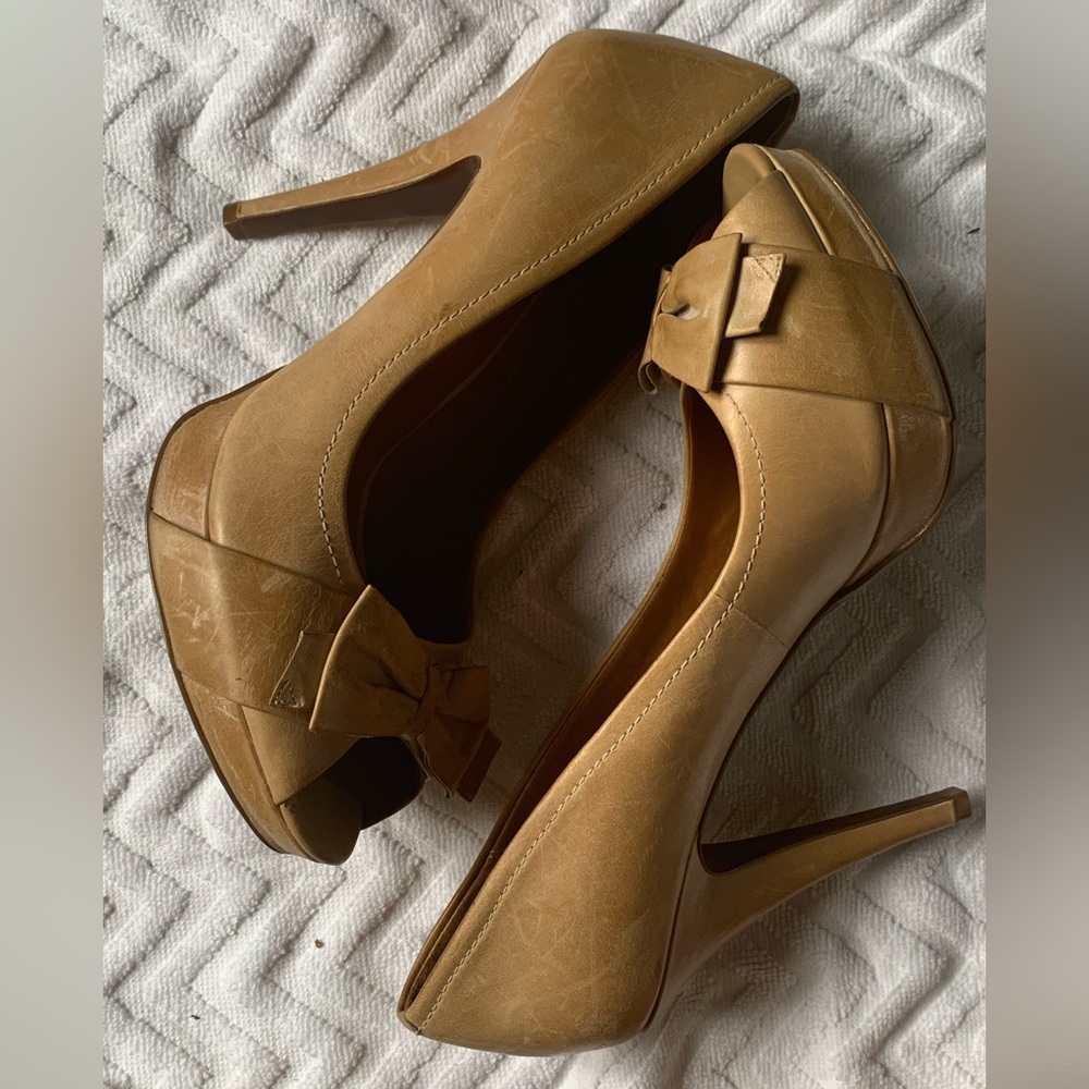 704B women’s heels